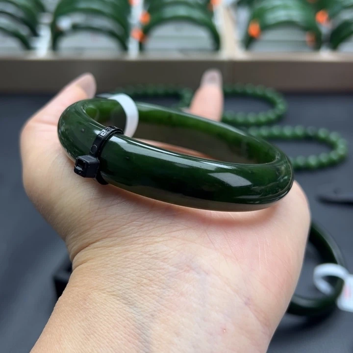 蔷****和田玉（碧玉）未镶嵌手镯