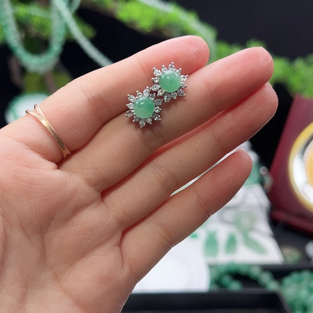 石英质玉（非洲翠）未镶嵌耳钉