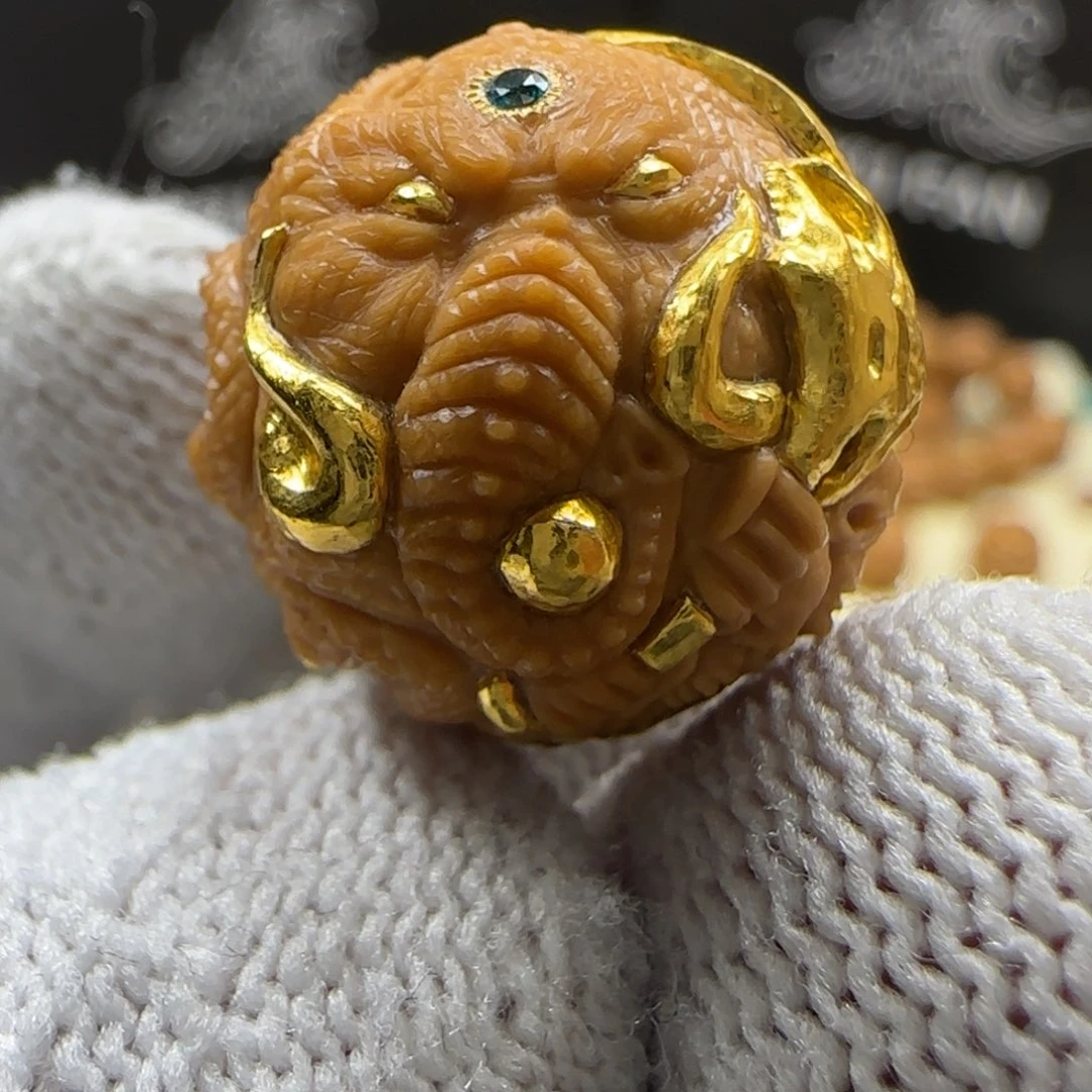 暴***富吊坠猴头核桃狮驼岭镶嵌24k