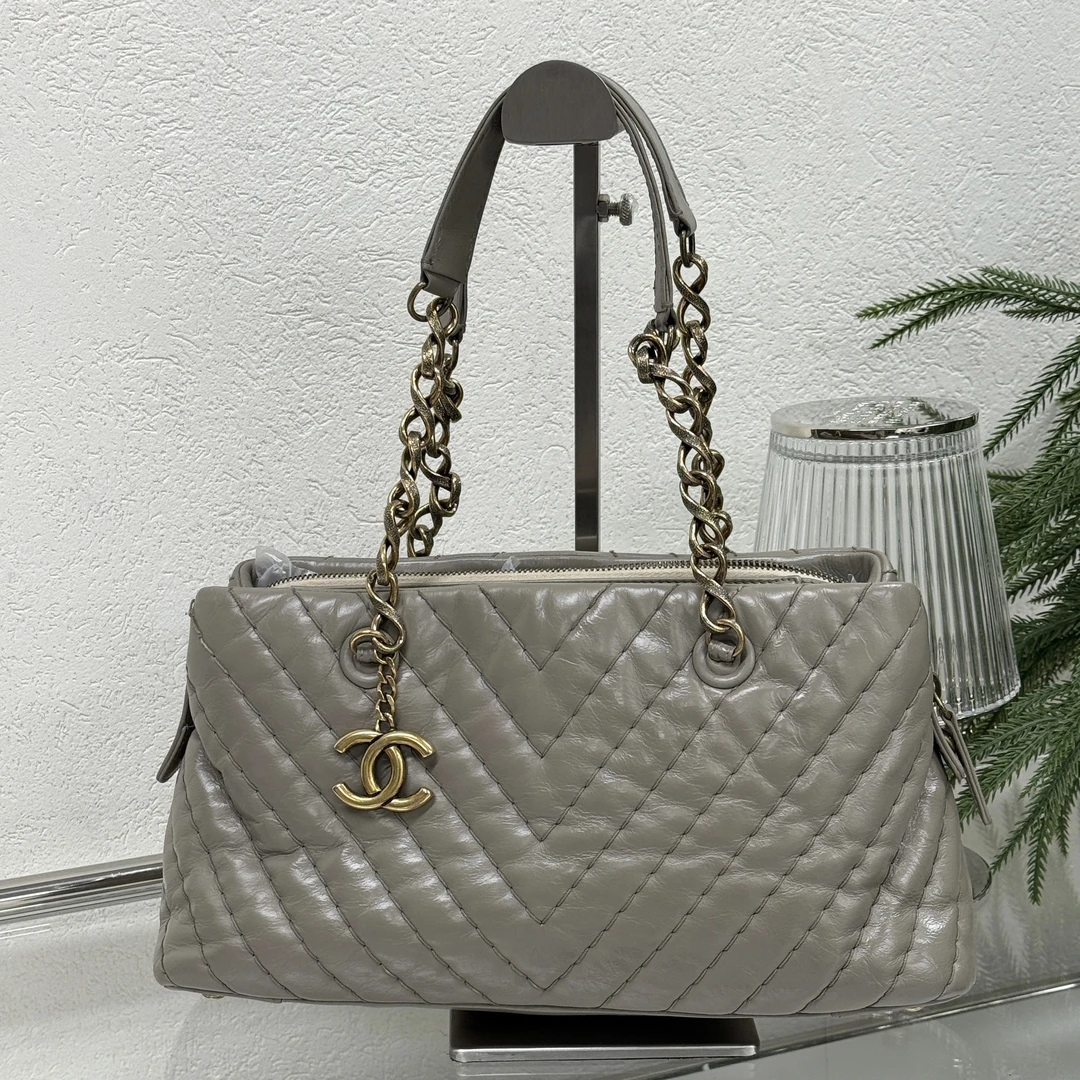 95新 Chanel/香奈儿 V纹全皮挂坠托特单肩包底长32 14开 123624