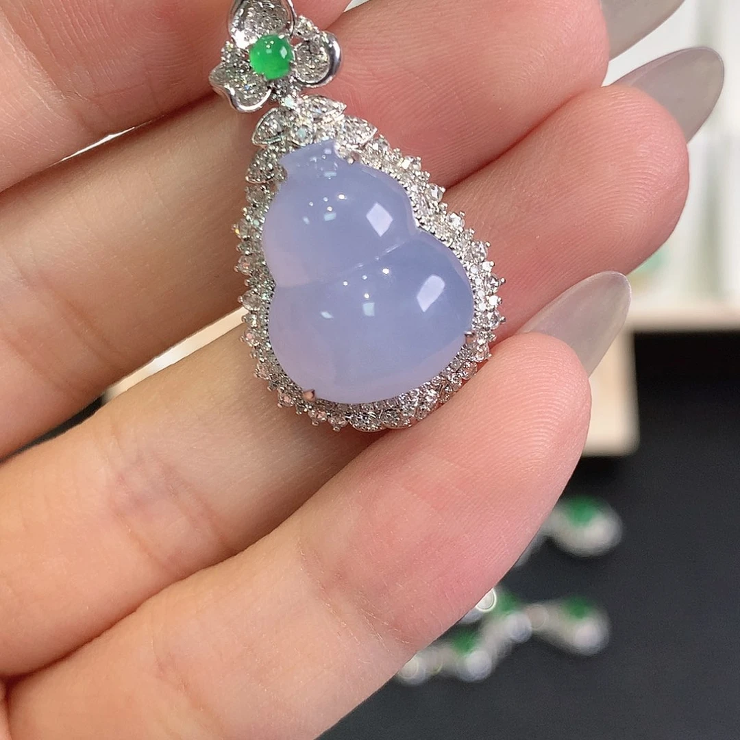 翡翠未镶嵌颈饰王***?2、