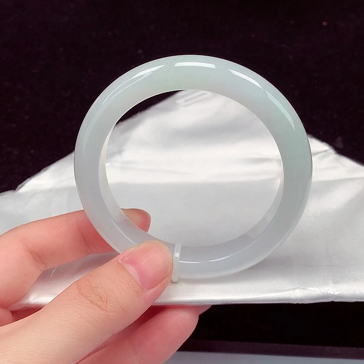 翡翠手镯未镶嵌翡翠