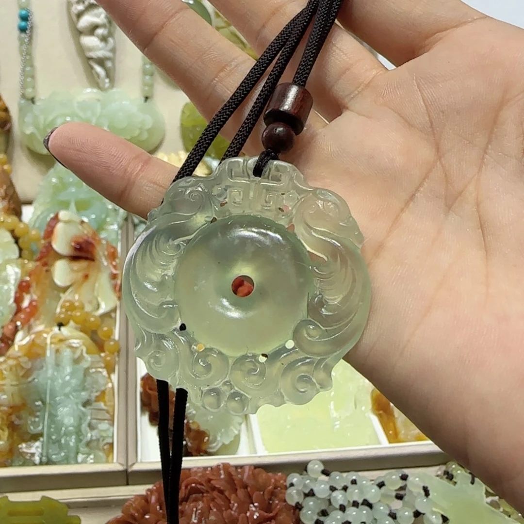 未镶嵌蛇纹石玉吊坠