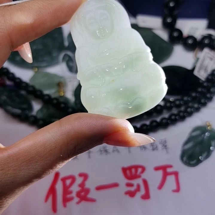 翡翠颈饰未镶嵌天然的A货翡翠