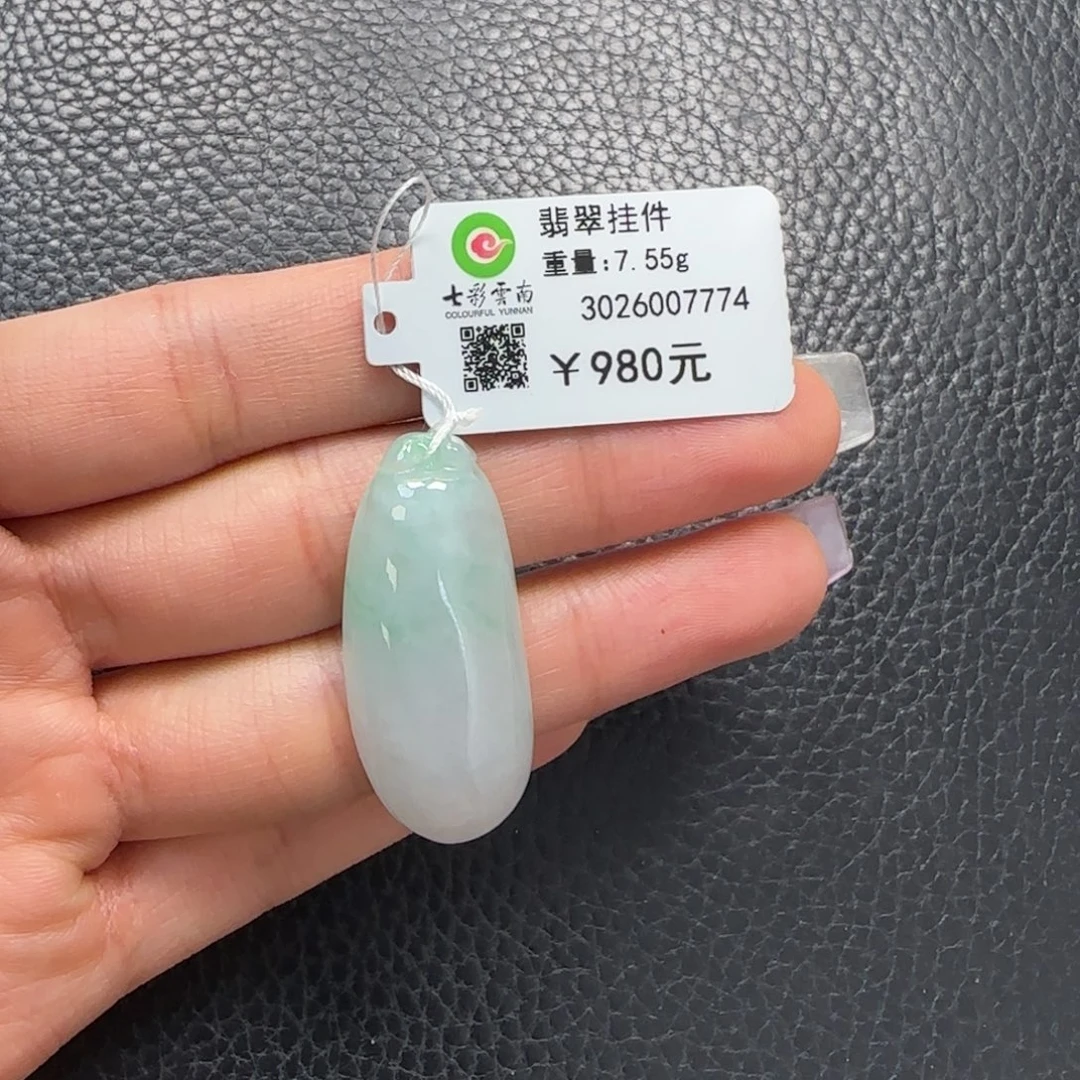 翡翠未镶嵌颈饰飘花福瓜