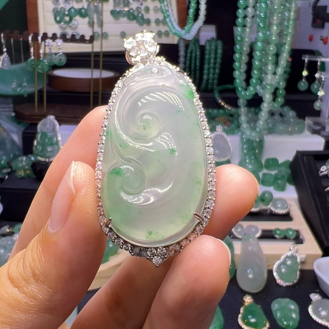 婵***队石英质玉未镶嵌颈饰