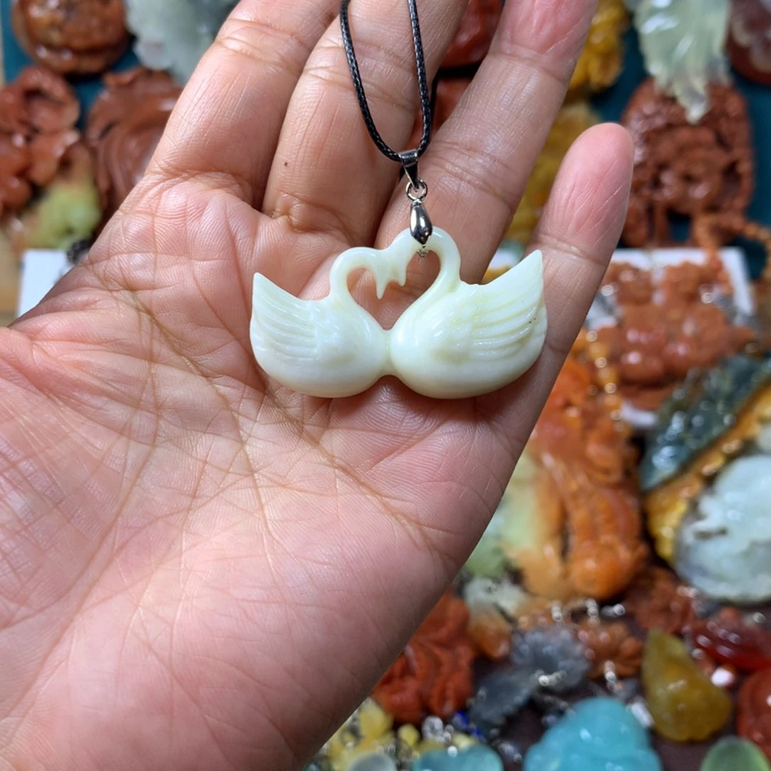 蛇纹石玉未镶嵌挂坠