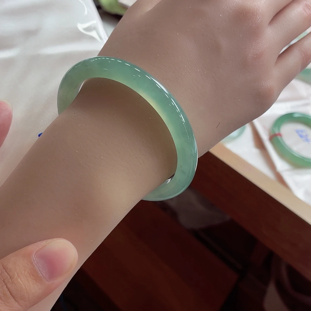 翡翠未镶嵌手镯（贵妃镯）天然缅甸A货翡翠（正圈54左右）