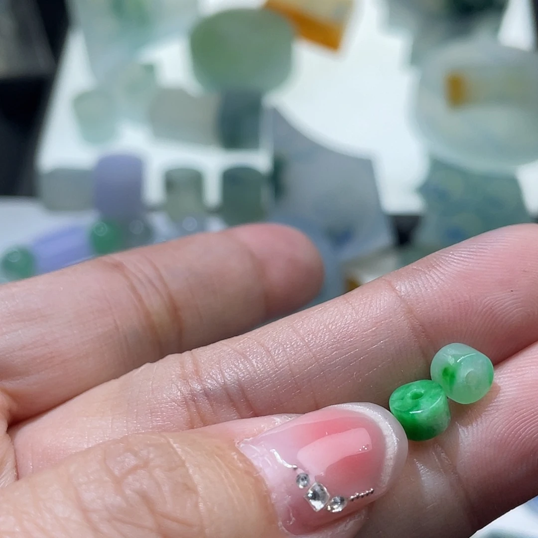 吉***父定制翡翠未镶嵌珠子