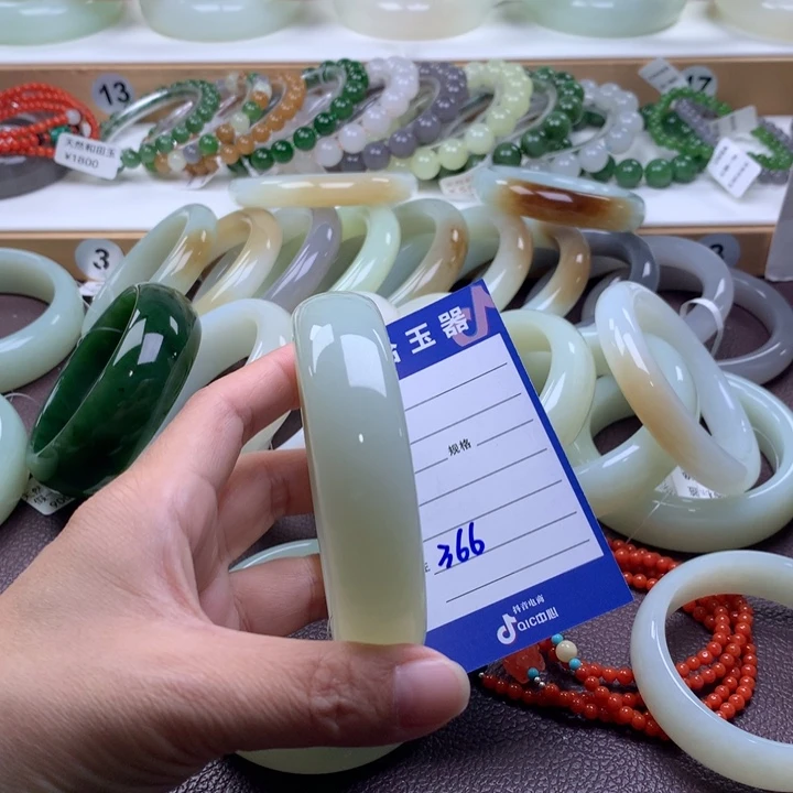 和田玉未镶嵌手镯