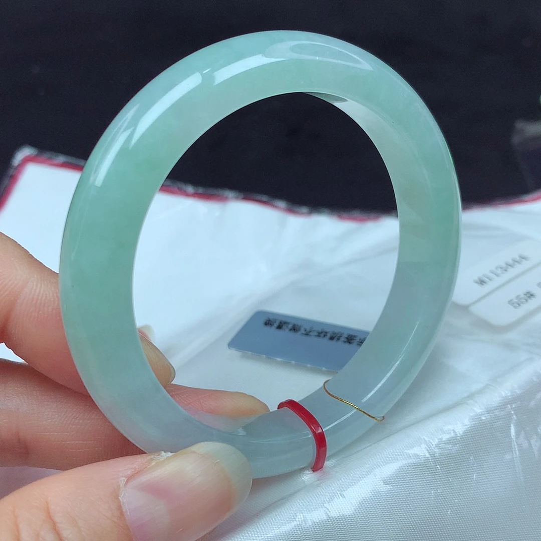 翡翠手镯未镶嵌55圈444