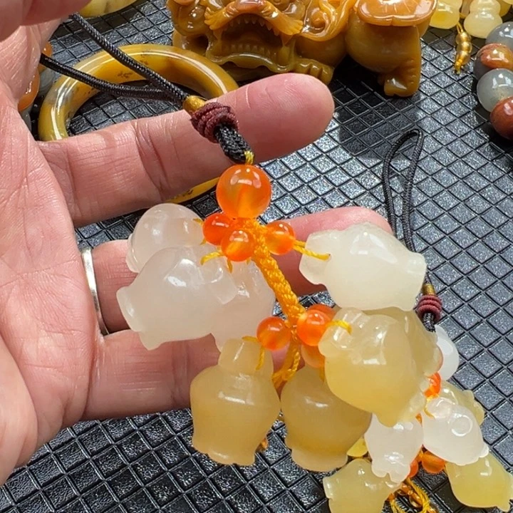 石英质玉（黄龙玉）颈饰未镶嵌