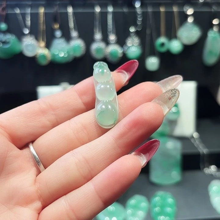 石英质玉（非洲翠）合金颈饰