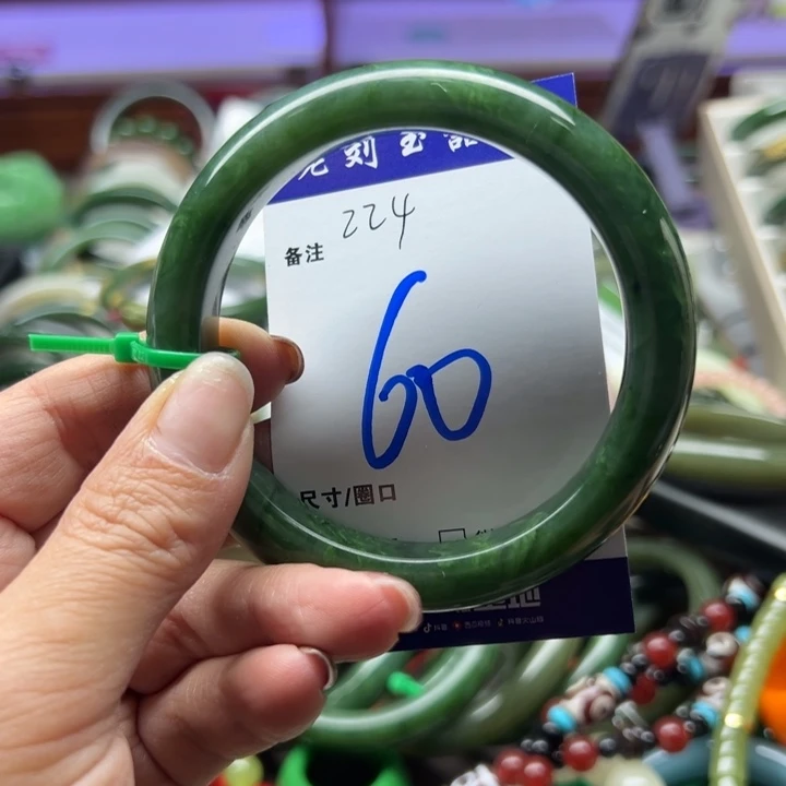 王***皮和田玉未镶嵌手镯