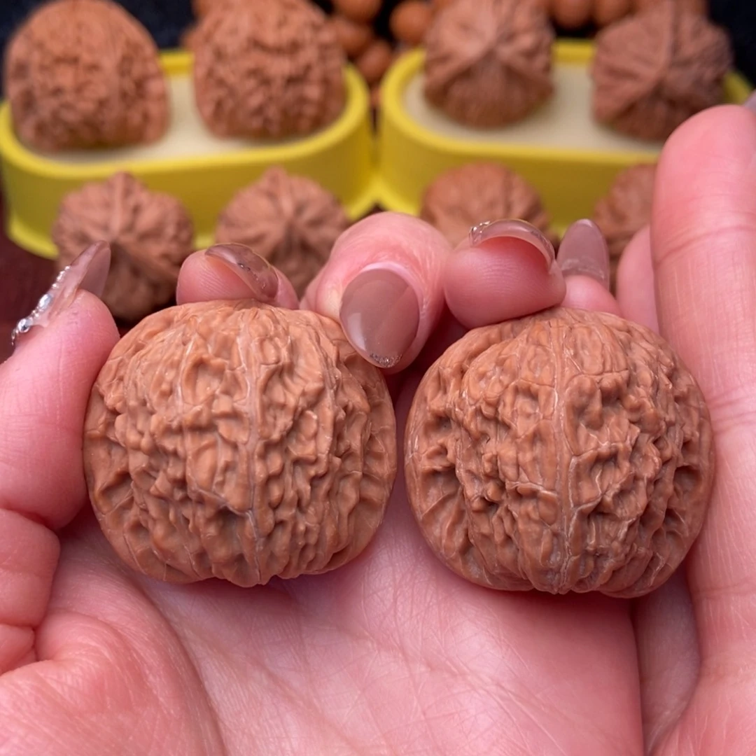 把件文玩核桃35红皮 山地磨（大漏）