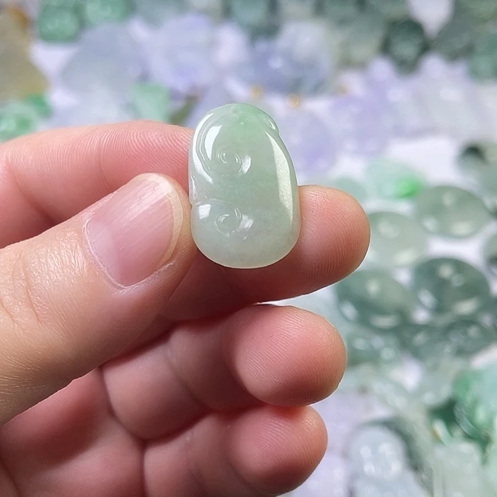 翡翠未镶嵌颈饰如意