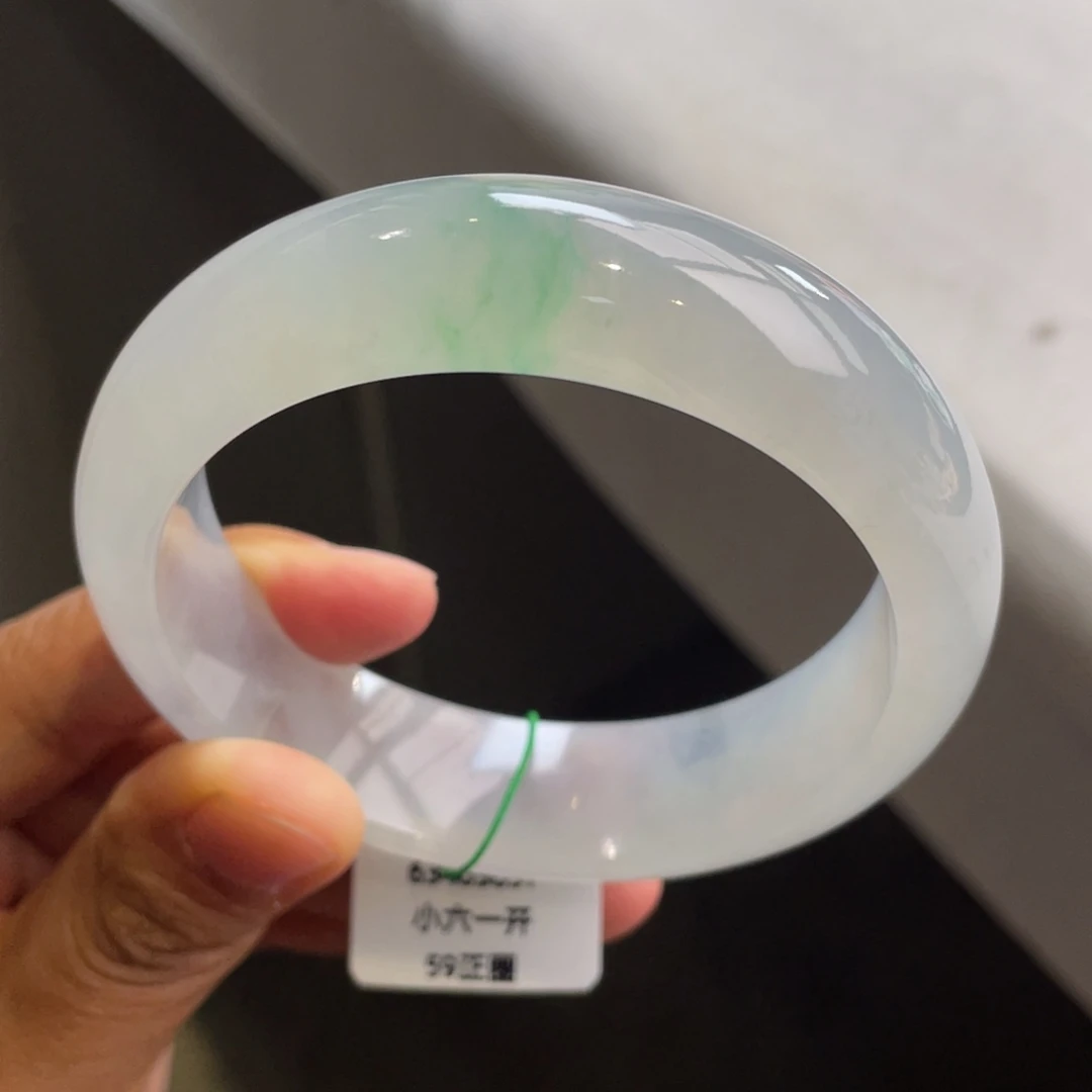 翡翠未镶嵌手镯白冰飘金丝绿手镯（小六一开询价）