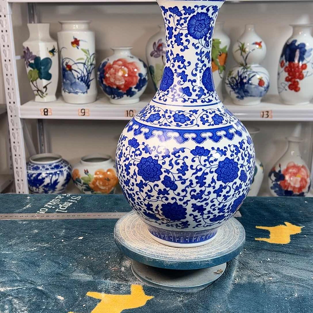 摆件景德镇陶瓷缠枝