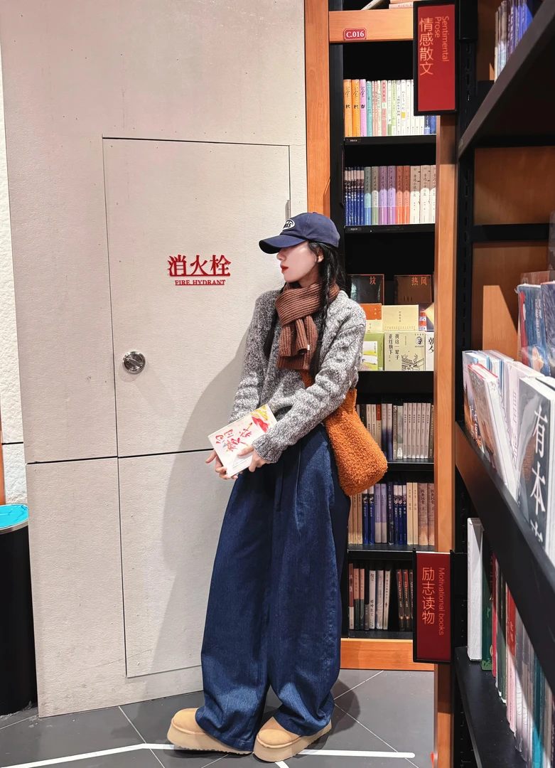 【罗马画报】时尚韩系多巴胺气质穿搭灰色针织上衣牛仔阔腿裤两件套