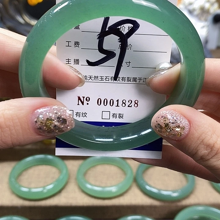 溪****石英质玉未镶嵌手镯