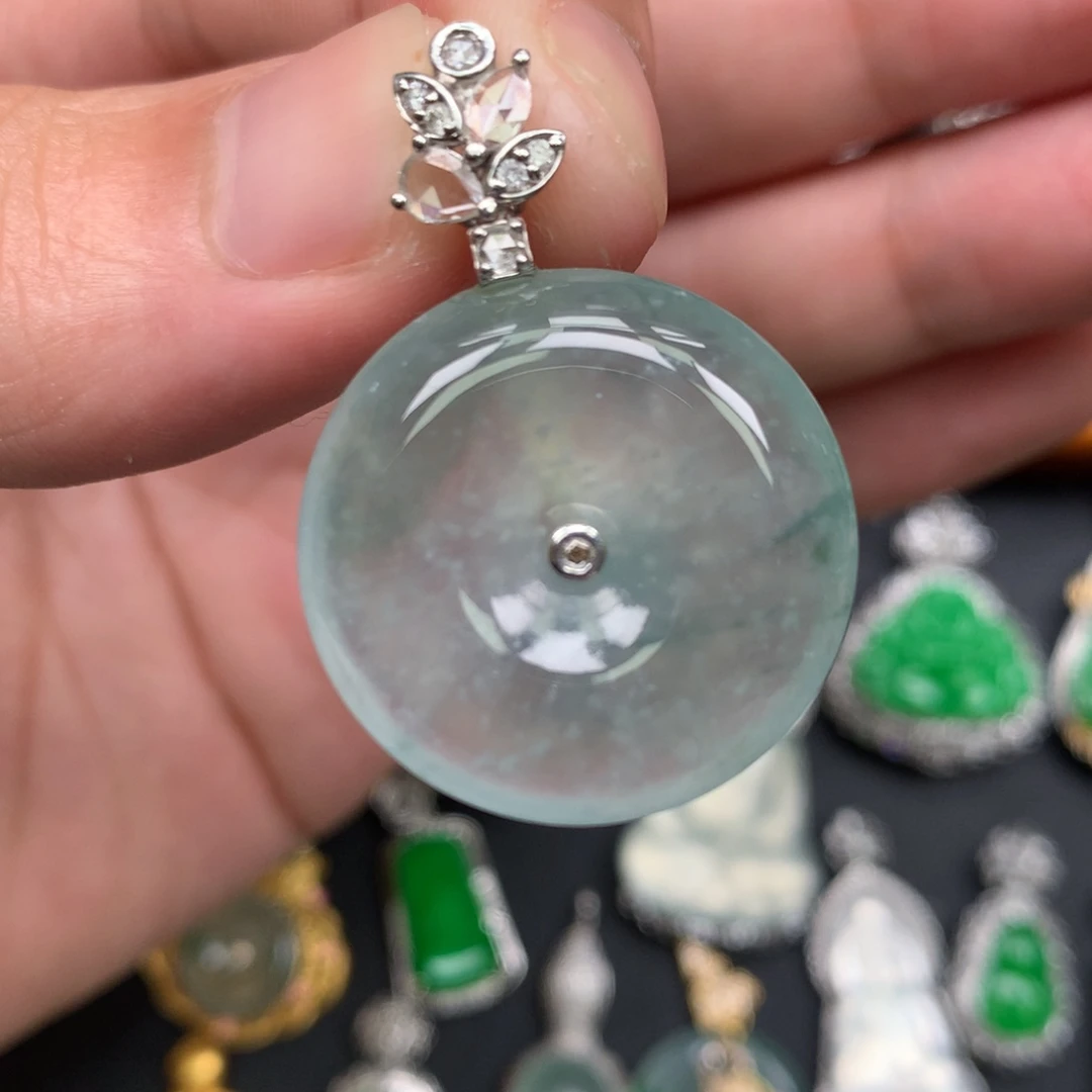 翡翠18K金镶嵌颈饰