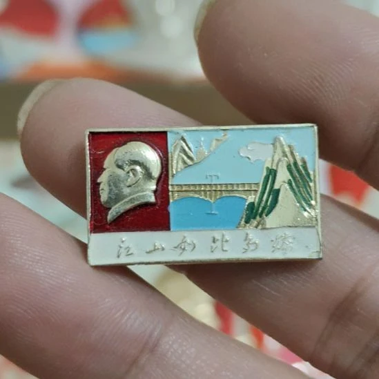 ～***～其他普通金属圆形红色人物像章