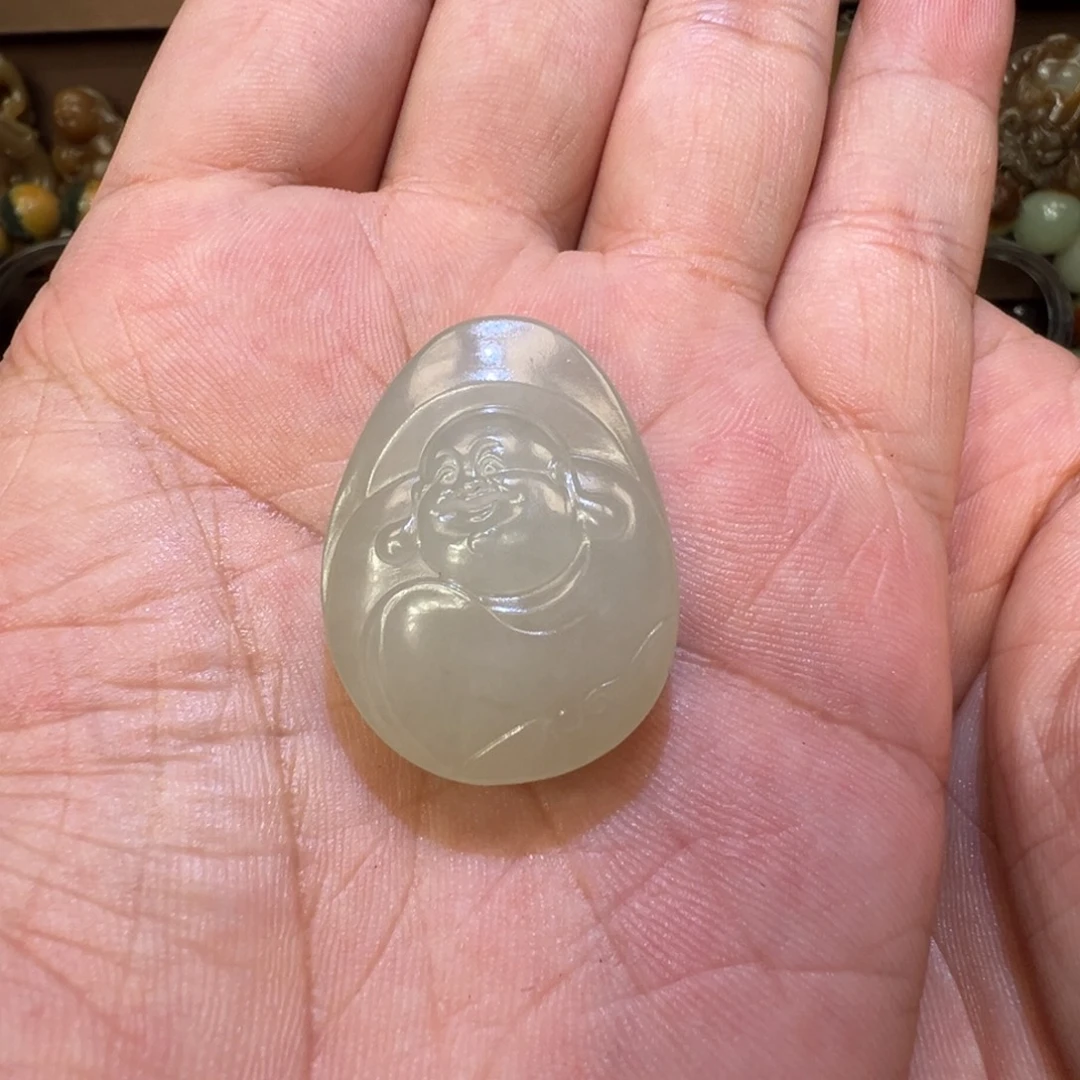 和田玉未镶嵌颈饰青海老坑料玉炁堂精雕包衣佛背面微结构物脏杂裂