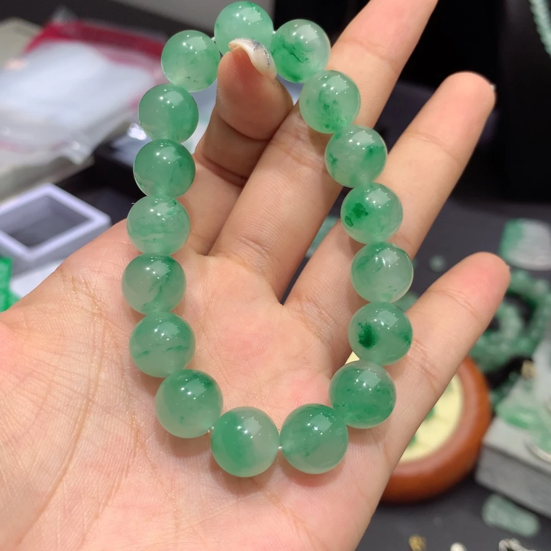 颈饰未镶嵌石英质玉（非洲翠）