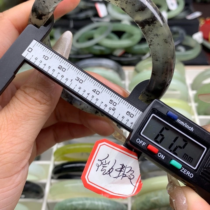 蛇纹石玉未镶嵌手镯760