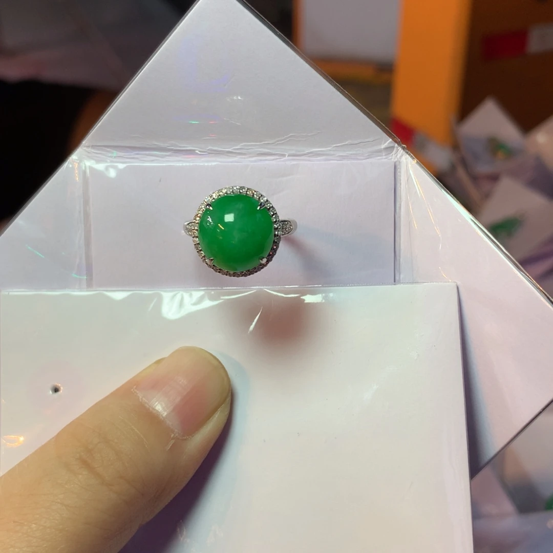 *****颈饰18K金镶嵌翡翠戒指