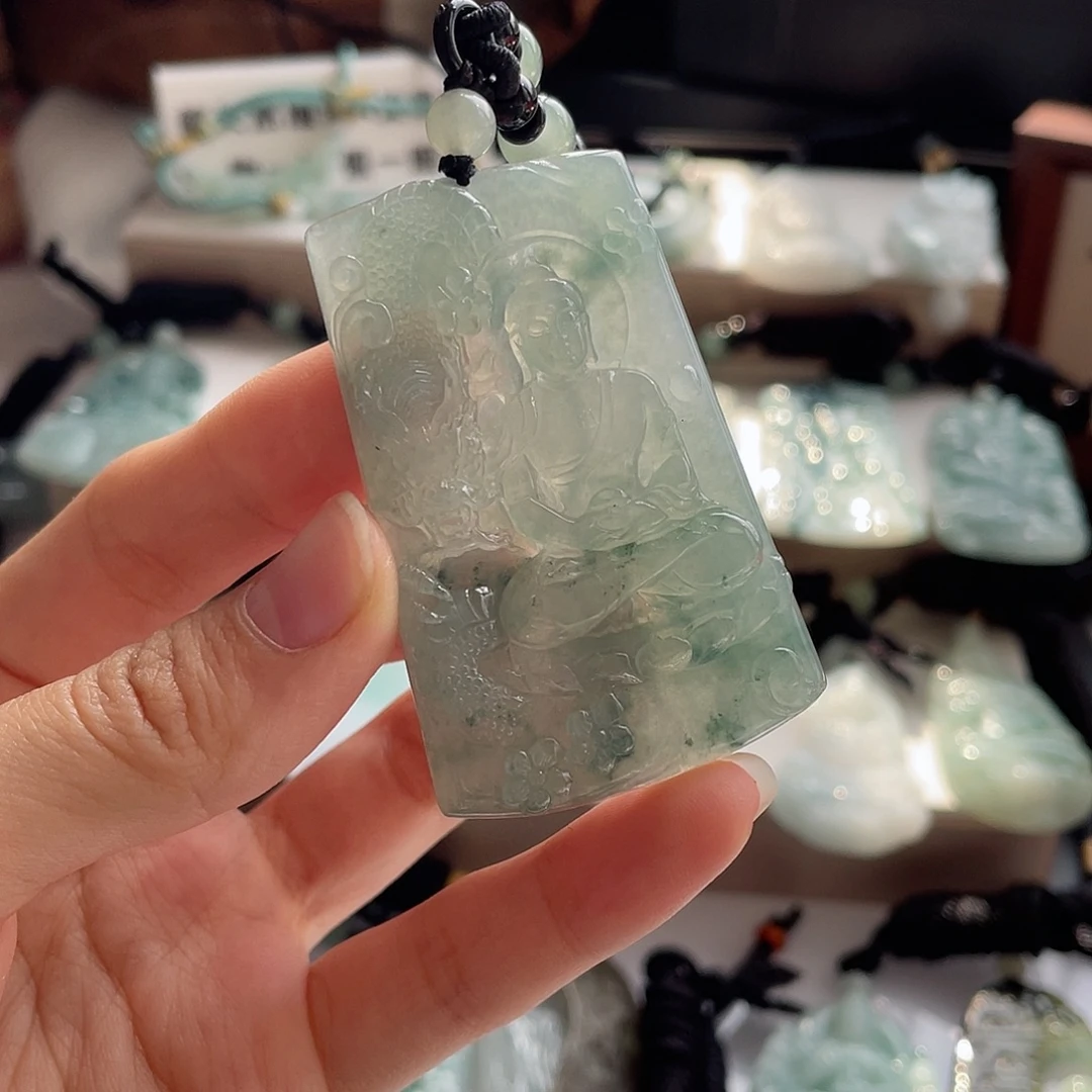 烧***草翡翠未镶嵌颈饰大日如来