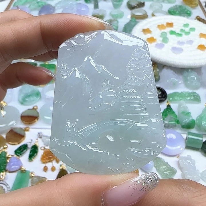 翡翠颈饰未镶嵌白冰山水牌