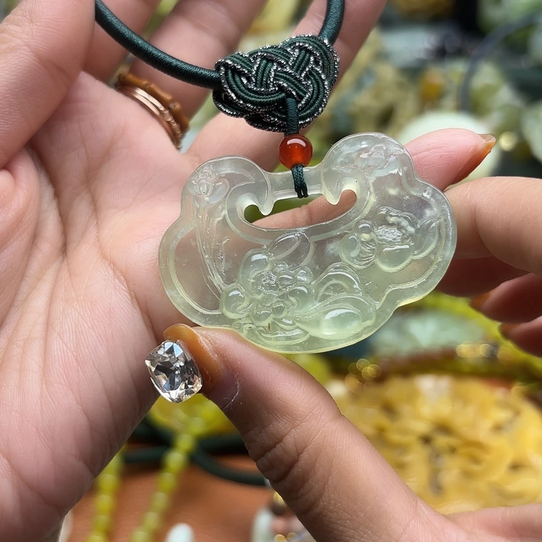 蛇纹石玉未镶嵌吊坠