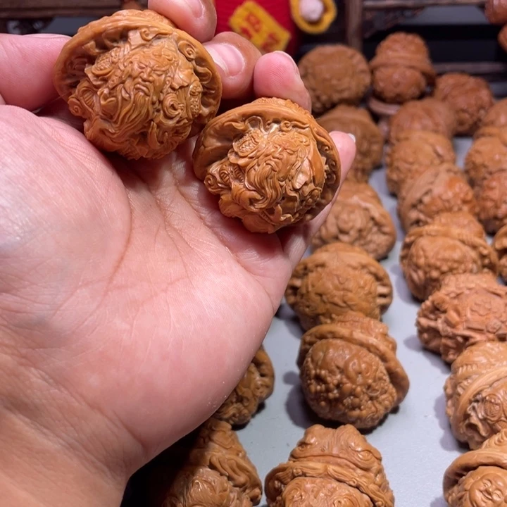 白****部白狮子雕刻的关公