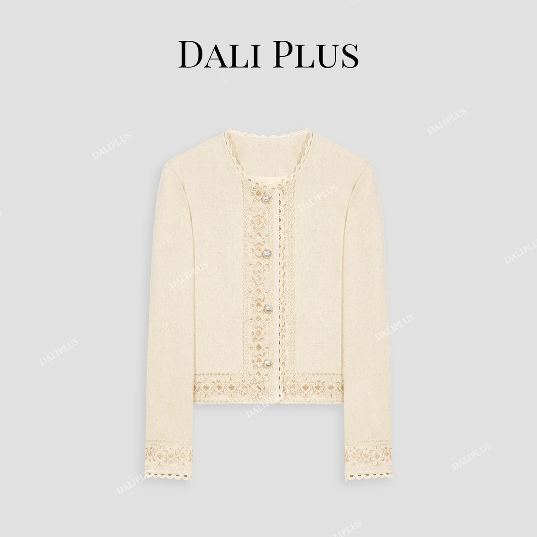 DALI PLUS南法风情亚麻拼接蕾丝排扣高档小香风外套-D5CH1004-2