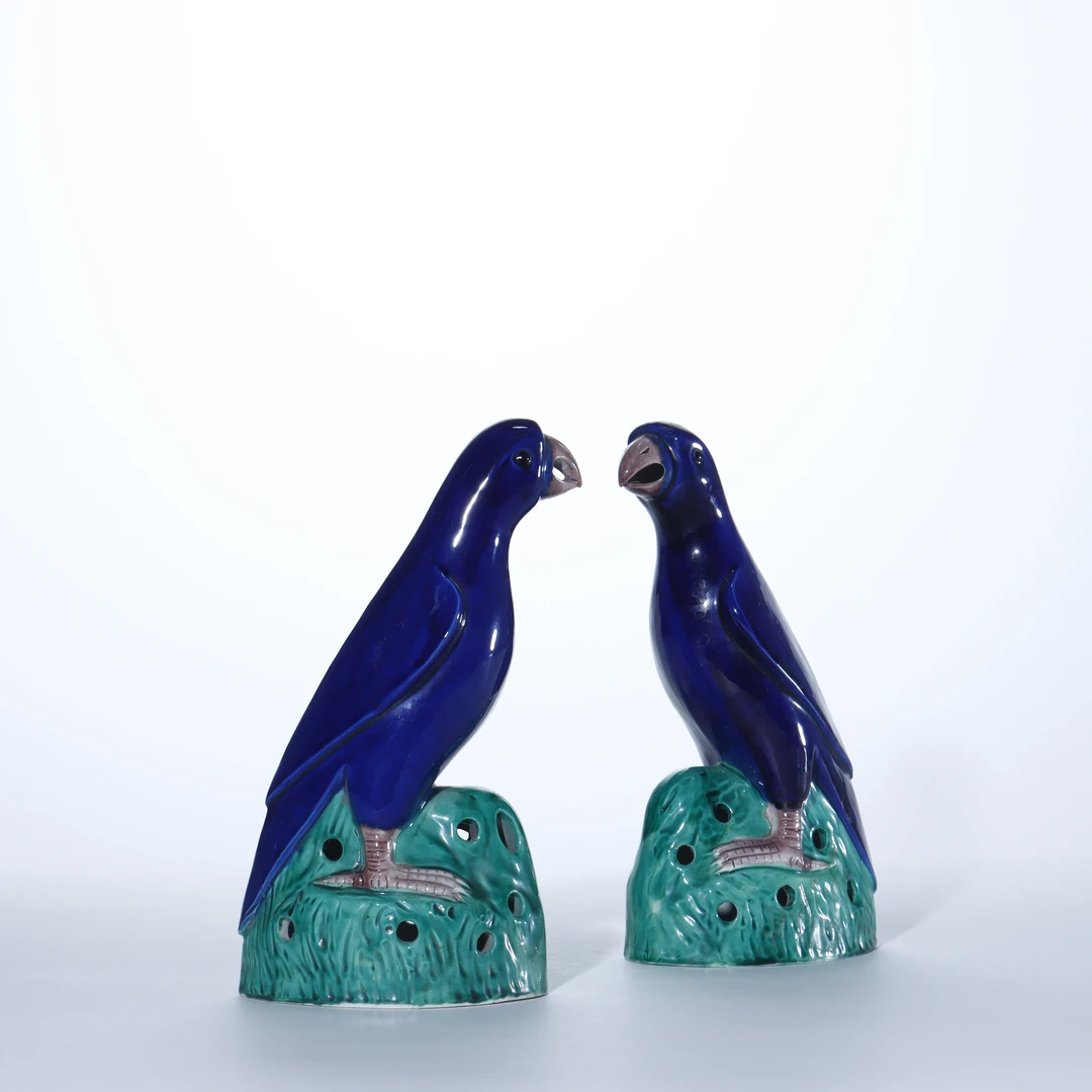 Lot.6015 454 清早期 霁蓝釉鹦鹉仿生瓷一对 H:22