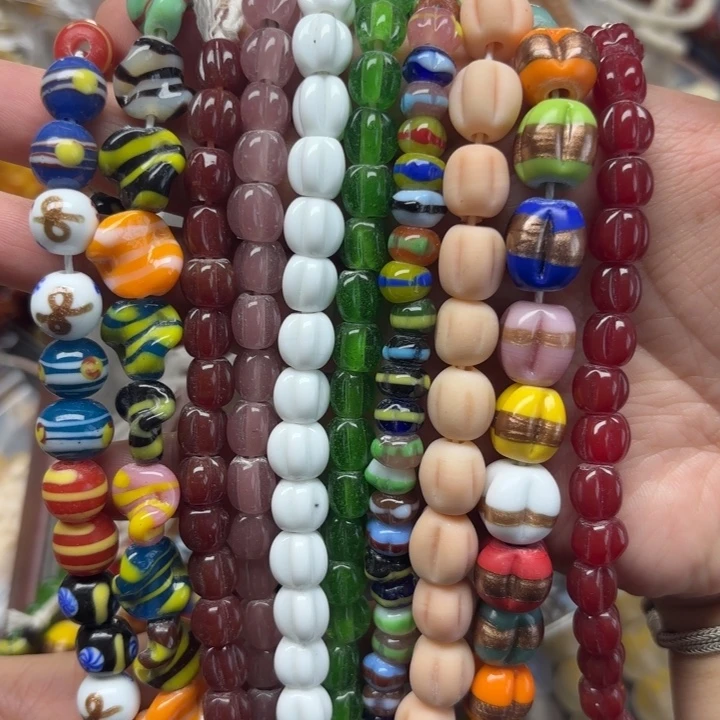 颈饰玻璃一条，喊我选