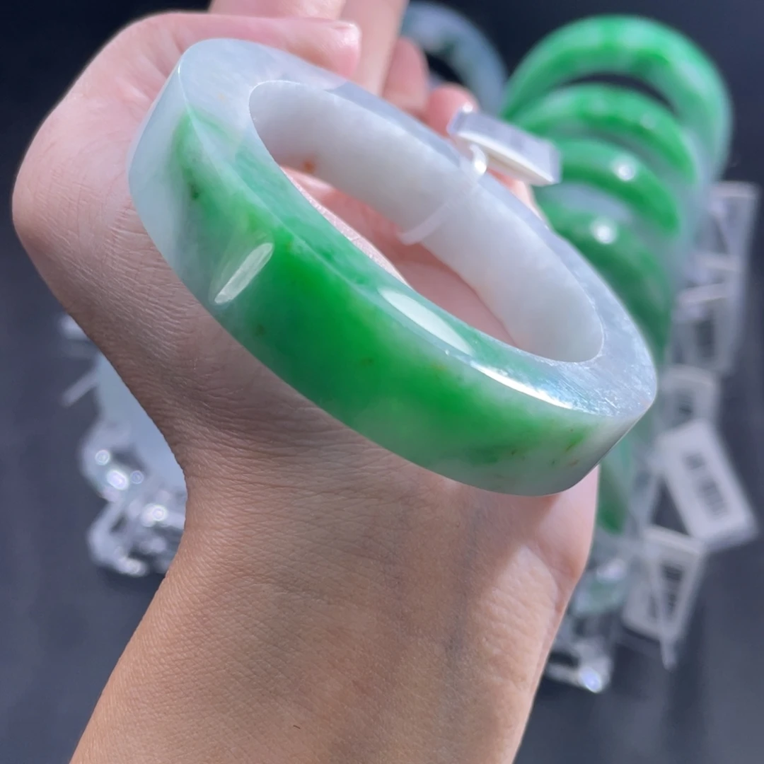 定制翡翠未镶嵌手镯