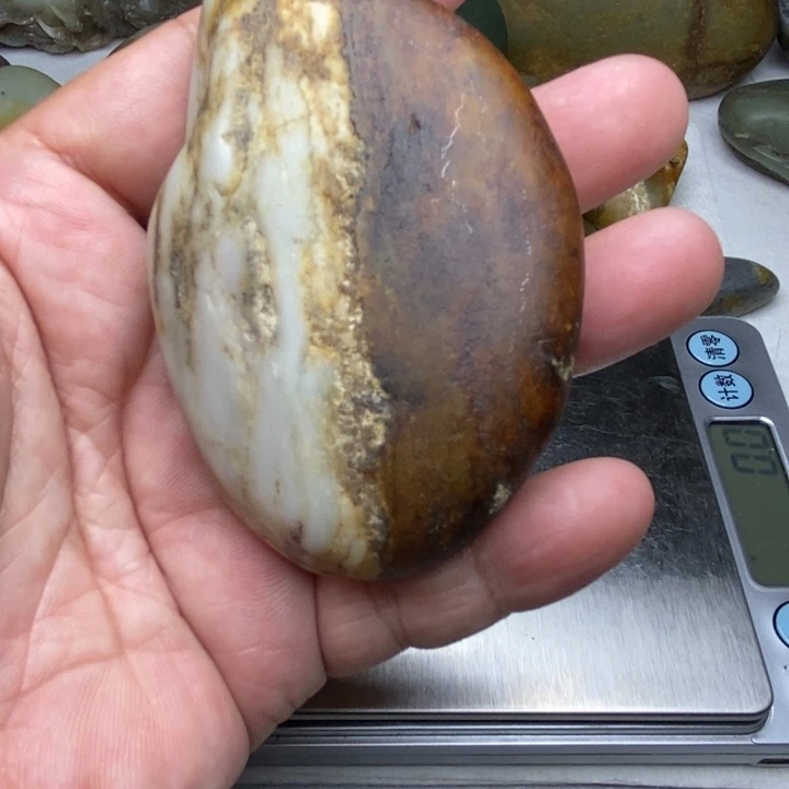 胡***汤颈饰未镶嵌和田玉（糖玉）