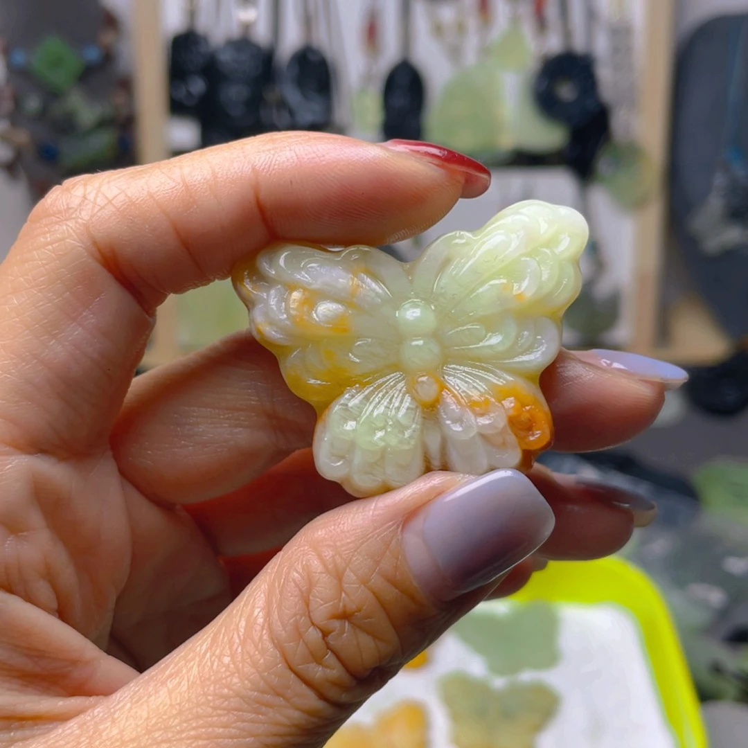 蛇纹石玉未镶嵌颈饰云**风