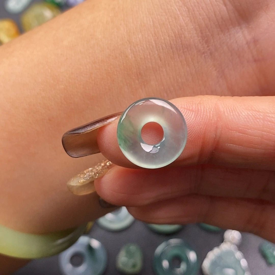 翡翠未镶嵌颈饰甜甜圈