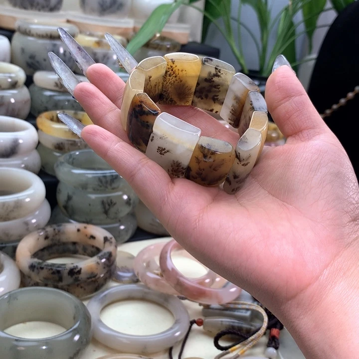 吾***蓝石英岩玉未镶嵌手镯