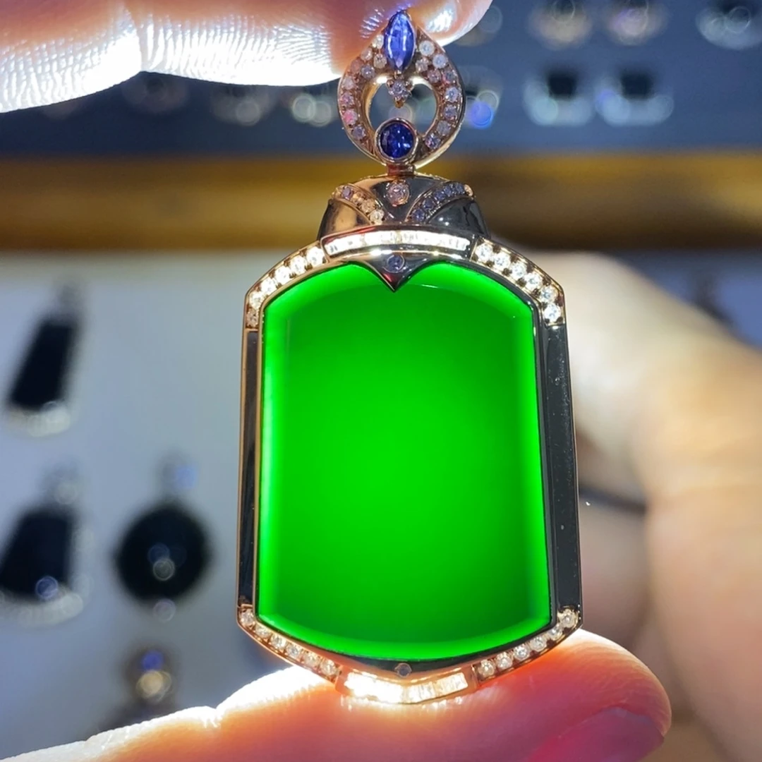 颈饰18K金镶嵌翡翠