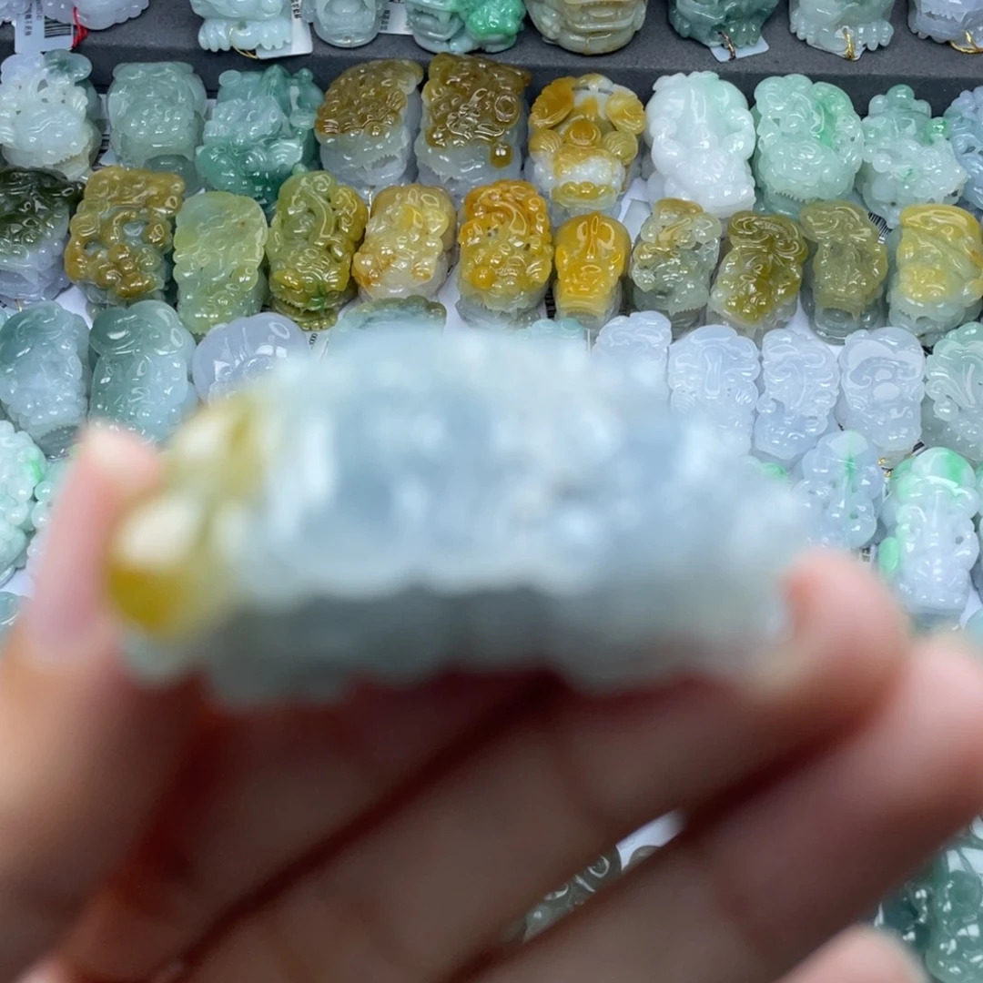 翡翠未镶嵌颈饰貔貅