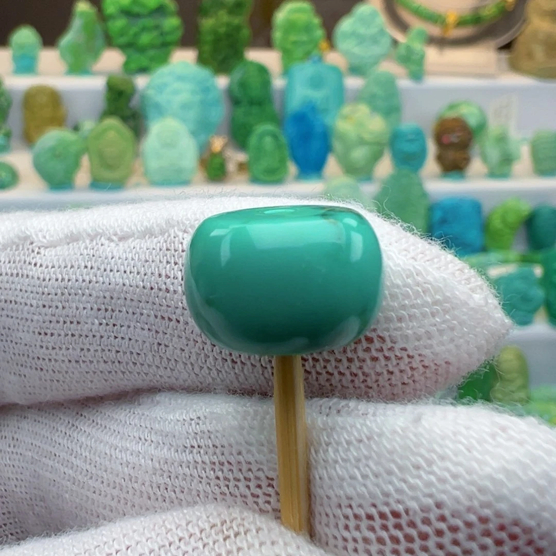 绿松石未镶嵌主播、何丽