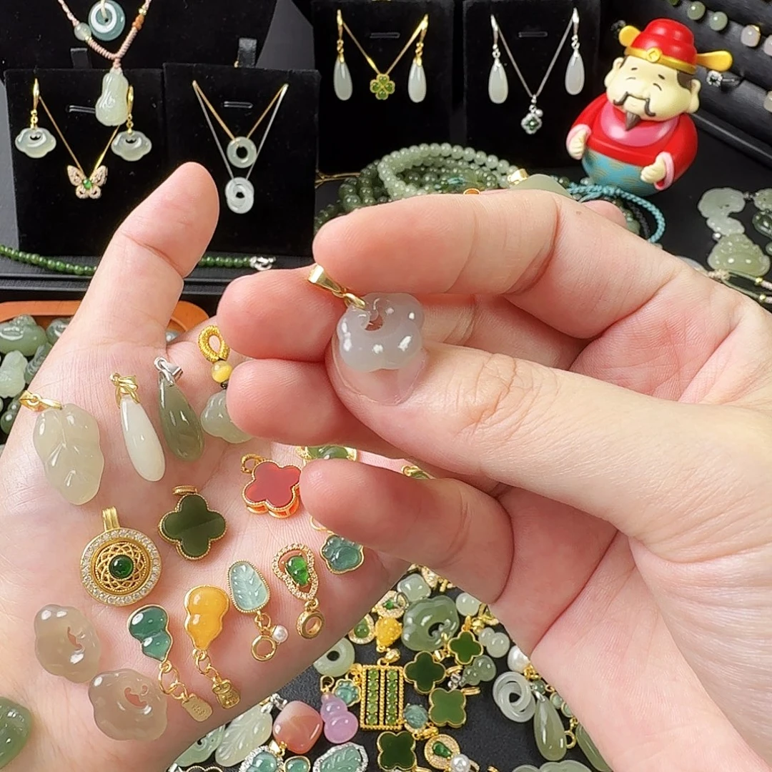 明***天颈饰未镶嵌和田玉