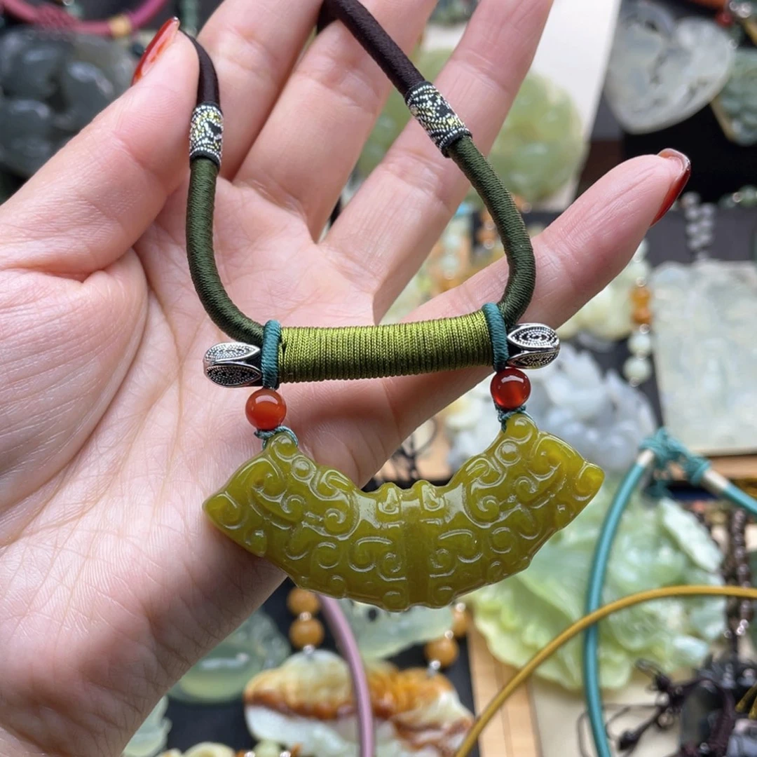 蛇纹石玉颈饰未镶嵌