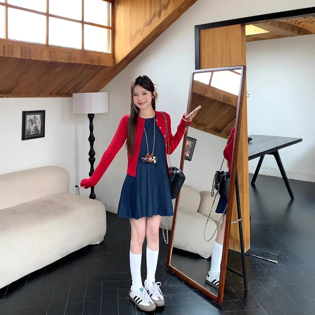 黄峥艺复古圆领宽松无袖A字百褶牛仔背心裙+红色针织披肩开衫新款