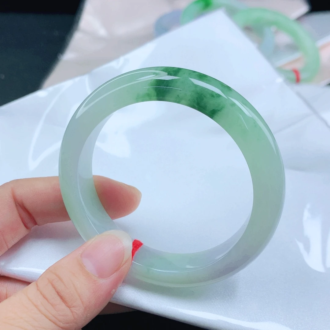 沐***。翡翠未镶嵌手镯54飘花翡翠手镯