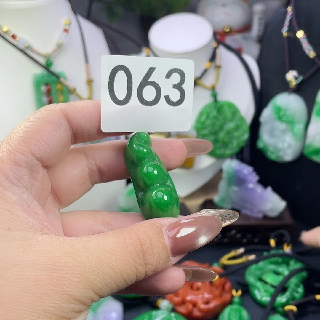 翡翠未镶嵌吊坠(赠链)
